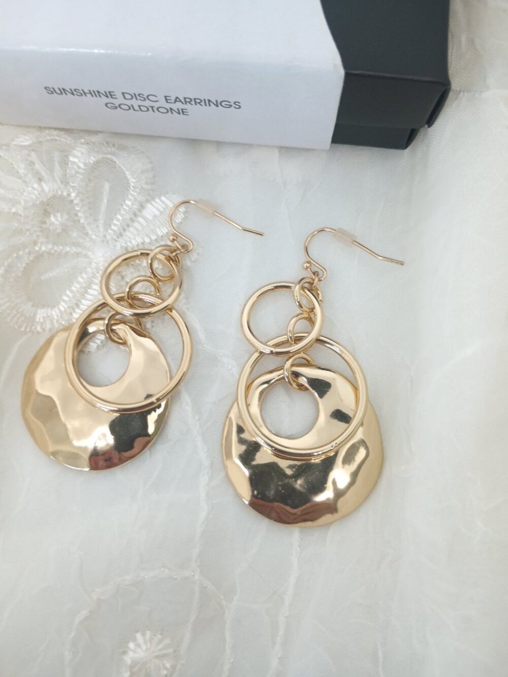 Vintage 2017 Avon Sunshine Disc Earrings Goldtone NIB - Picture 2 of 6